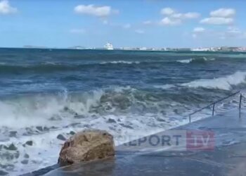 VIDEO: ‘Frikë’ në bregdetin e Vlorës! Dallgët arrijnë në katër metra lartësi