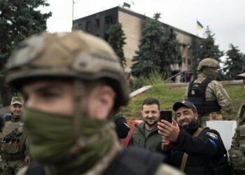 Rusët tërhiqen, Zelensky mbërrin në Izyum dhe premton: Banorë të Krimesë, po vijmë!