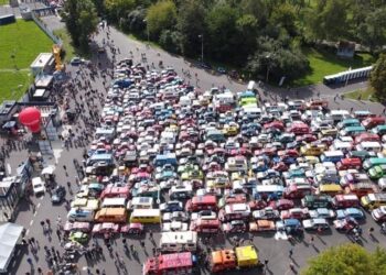 Karvani me 980 makina vjen nga Polonia në Shqipëri, Rama poston fotot