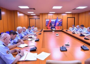 Viti i ri shkollor/ Rrumbullaku mbledh policinë: Efektivët të mos ndalojnë dhe gjobisin prindërit që çojnë fëmijët në shkolla, por…