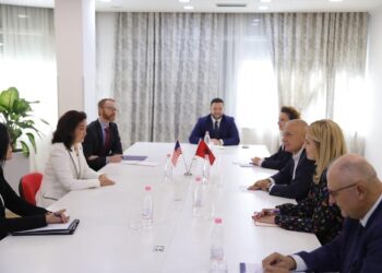 Ambasadorja amerikane shkon në zyrën e Metës: Kreu i PL: Diskutuam hapur…