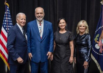 “Fotoja e ditës”/ Edi Rama publikon foton krah Joe Biden dhe bashkëshortes së tij