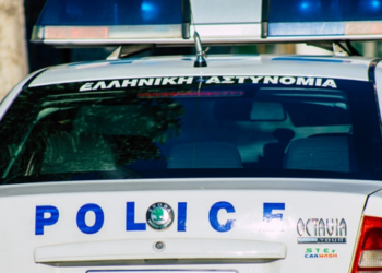 Mesazhe erotike/ Burri e tradhëtoi, gruaja e sulmon me thikë në sy të fëmijës, 20-vjeçarja në gjendje shoku