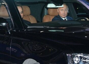 Sulmi ndaj makinës së Putin/ Zëdhënësi i tij shfaqet me shenja në fytyrë, ja pse dyshohet për atentat