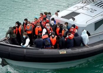 Deportimi i emigrantëve shqiptarë nga Britania në Ruandë, avokatët: Nuk do të zbatohet për azilkërkuesit!