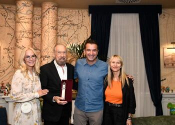 Nga i pastrehë në miliarder/ Veliaj pret filantropin amerikan John Paul DeJoria: Shembull frymëzues…