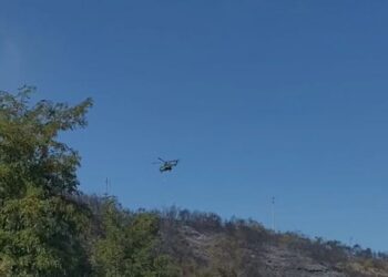 Zjarr i madh në Vlorë/ Ndërhyn helikopteri për shuarjen e flakëve, çfarë thotë policia
