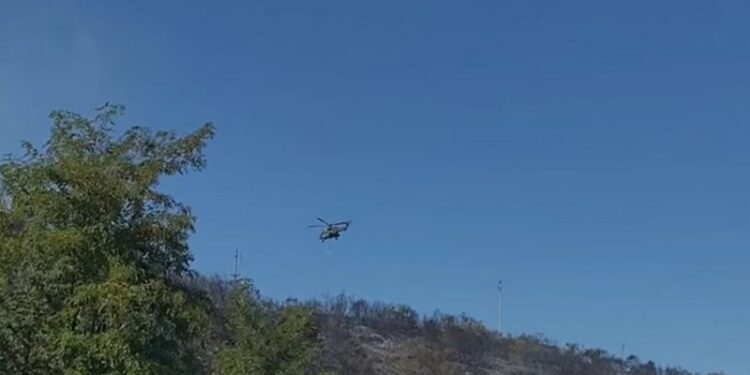 Zjarr i madh në Vlorë/ Ndërhyn helikopteri për shuarjen e flakëve, çfarë thotë policia