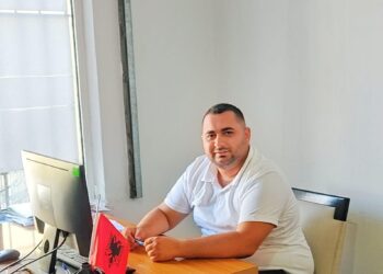 Donald Laze, i riu që i përket komunitetit egjiptian një shembull pozitiv kundër diskriminimit.