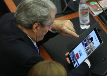 FOTOT/ Kuvendi: Nga ministrat që “shkrihen” me Leskajn e deri te Berisha që sheh në i-PAD hakëruesit iranianë, Balla e Vokshi…!