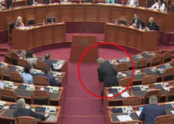 U ul në krahun e PS në Kuvend, Berisha sqaron sërish se nuk e ka lënë mendja: Jo pa qëllim, doja të tregoja se…!