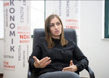 Ministrja revoltohet me mungesën e socialistëve në mbledhje/ Bilali sqaron debatin në Shkodër: Ishte e domosdoshme