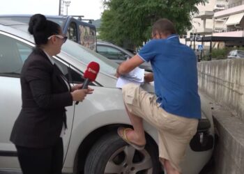 Çudia në Vlorë: Ka vilë, por jo rrugë për të dalë! Qytetari kërcen mbi makina (VIDEO)