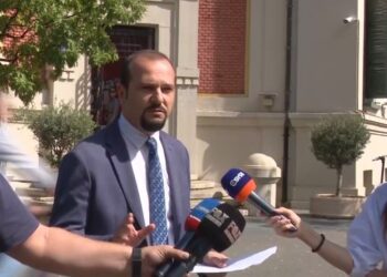 VIDEO / Këshilltari i PD del të sulmojë bashkinë, qytetari i kthehet: O i korruptuar, mos e intervistoni atë hajdut