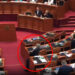 VIDEO / Sali Berisha thyen ‘tabunë’, ulet për herë të parë tek rreshti i socialistëve