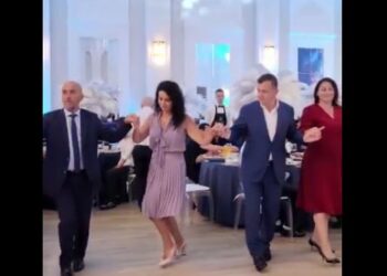 VIDEO / Martohet djali i Rakip Sulit, Taulant Balla ia merr valles me Nikollën dhe Manjën