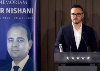 “Më mungojnë shumë…”/ Djali i Bujar Nishanit përlot me fjalimin në përkujtimoren për të atin