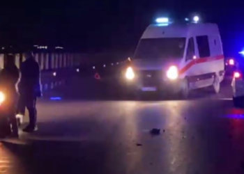 Aksidentoi rëndë efektivin e policisë, arrestohet drejtuesja e automjetit