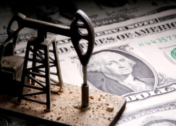 Dollari kontrollon naftën, kursi i këmbimit po lëviz çmimet në Shqipëri