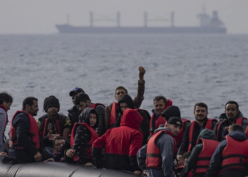 Rritet ‘frikshëm’ numri i shqiptarëve që largohen me gomone drejt Britanisë së Madhe