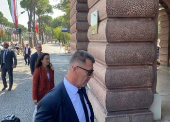 Yuri Kim mbërrin në Kryesinë e Kuvendit, takohet me deputeten Jorida Tabaku