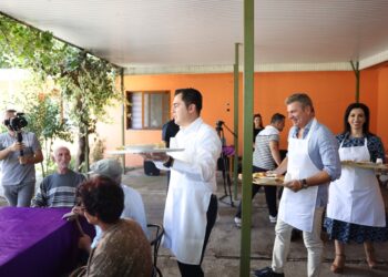 Kushi, Gjiknuri e Llatja shërbejnë drekën për njerëzit në nevojë në Elbasan: Qeveria paketë për mbështetjen ekonomike