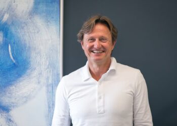 “Pasojat” e luftës/ E mori në shtëpi dhe e strehoi, milionieri 52-vjeçar ndahet nga gruaja dhe lidhet me refugjaten ukrainase