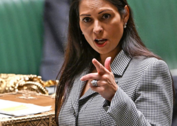 “Do i dëbojmë nga Mbretëria e Bashkuar”/ Dorëhiqet Sekretarja e Brendshme Britanike, çfarë deklaronte për emigrantët shqiptarë