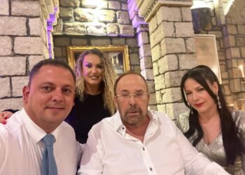 VIDEO/ Brenda festës së 70-vjetorit të Fatos Nanos: Ja momenti kur ish-kryeministri fik qirinjtë e shkëmben puthjen me gruan