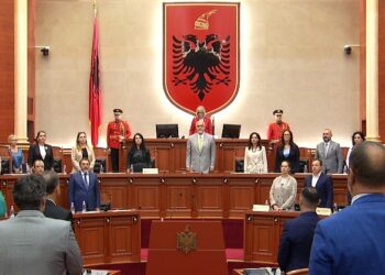 Sesioni i ri parlamentar në Kuvend nis me himnin kombëtar: Nga reforma territoriale te ligji për ish-spiunët, ja çfarë pritet të diskutohet