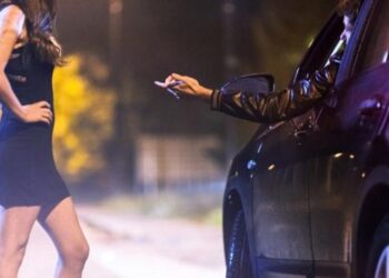 Kreu marrëdhënie seksuale me 13-vjeçaren ndërsa ishte në detyrë, prangoset polici. Adoleshentja e identifikoj nga tatuazhet