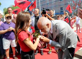 Vlerësimi/ Edi Rama i puthi duart, Luiza Gega tregon nëse u ndje e përdorur nga politika pasi u shpall Kampione