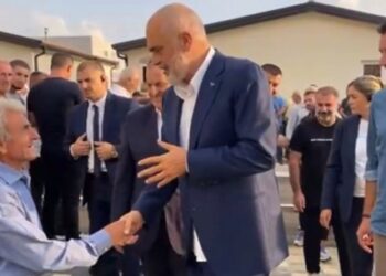 VIDEO/ “Zemra plot”! Rama: Hapim dyert në lagjen e re të Zall Herrit, strehohen 199 familje të prekura nga tërmeti