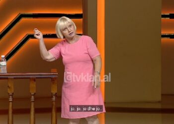 VIDEO / Rusja-burrit shqiptar: E sheh këtë shishe? Ta hedh kokës…