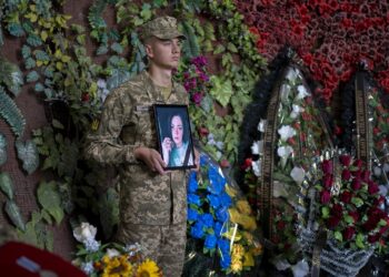 FOTOT/ Emri i saj i luftës ishte “Simba”, Ukraina nderon rusen e vrarë në luftime kundër Moskës, arkivoli mbështillet me…!