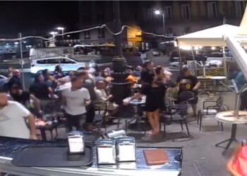 VIDEO / Të shtëna me armë në qendër të Napolit, terrorizohen banorët