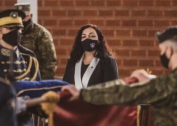 “S’dëgjojmë Kurtin, por vetëm Vuçiçin”/ Vjosa Osmani paralajmëron Listën Serbe: S’jam veç presidente, jam Komandante Supreme e ushtrisë!