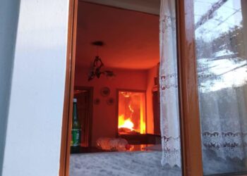 Pogradec, banesa përfshihet nga flakët, shpëton mrekullisht familja (FOTO)