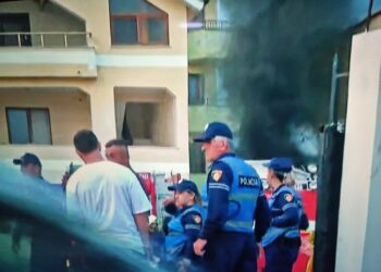 Zjarr në magazinën e rrobave në ‘Qytet Studenti’ në Tiranë