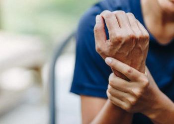 Çfarë duhet të bëni për të lehtësuar dhimbjen e kockave në kohë me shi