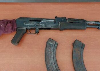 Emrat/ Qëlloi me kallashnikov drejt makinës për të vrarë fqinjin, kush janë ‘aktorët’ e konfliktit me armë në Durrës