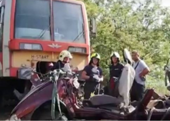 VIDEO/ Aksident tragjik në Hungari, treni merr zvarrë makinën, vdesin 7 persona