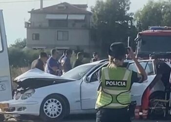 Shoferi i dehur/ Aksident në Vlorë, 5 plagosur, mes tyre dy fëmijë! Taksia përplaset me shtyllën