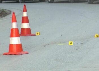 Durrës, 20-vjeçarja humb kontrollin e makinës dhe përplaset me trafikndarësen