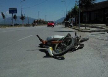 “Tapë” në rrugë/ Drejtonte motorin i dehur: Aksidentohet 58-vjeçari në Pogradec, niset për mjekim drejt Tiranës
