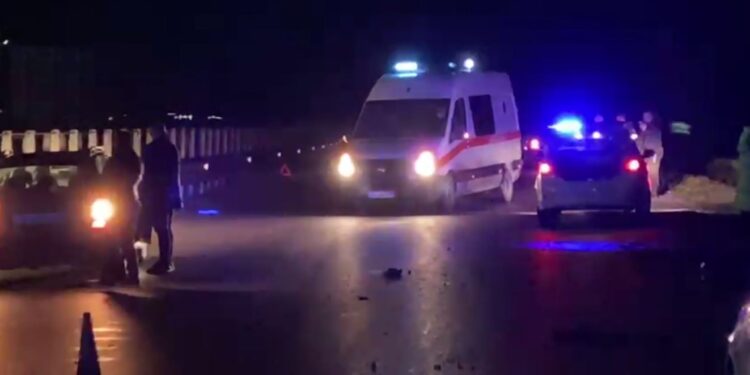Aksidenti në Milot/ Policia sqaron: Njëra prej makinave përplaset me trafikndarësen, disa pjesë...