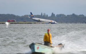FOTOT/ Frenim i gabuar, avioni 'Boeing 737' përfundon në liqen