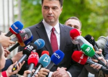 Basha ‘zgjohet nga gjumi’ dhe sulmon Ramën: Po përpiqet të mbajë në këmbë qeverinë më të korruptuar dhe…