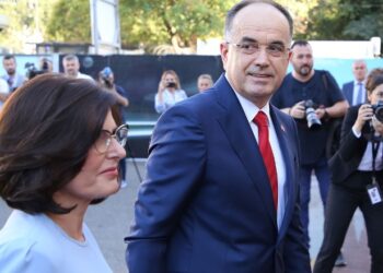 Me ftesë të mbretit Charles III, presidenti Begaj dhe Zonja e Parë nisen drejt Londrës për funeralin e mbretëreshës Elizabeth II