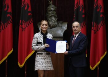 Presidenti dekoron këngëtaren Rita Ora me titullin e lartë “Naim Frashëri”: Nëse për botën je një artiste e madhe, për ne gjithnjë burim krenarie